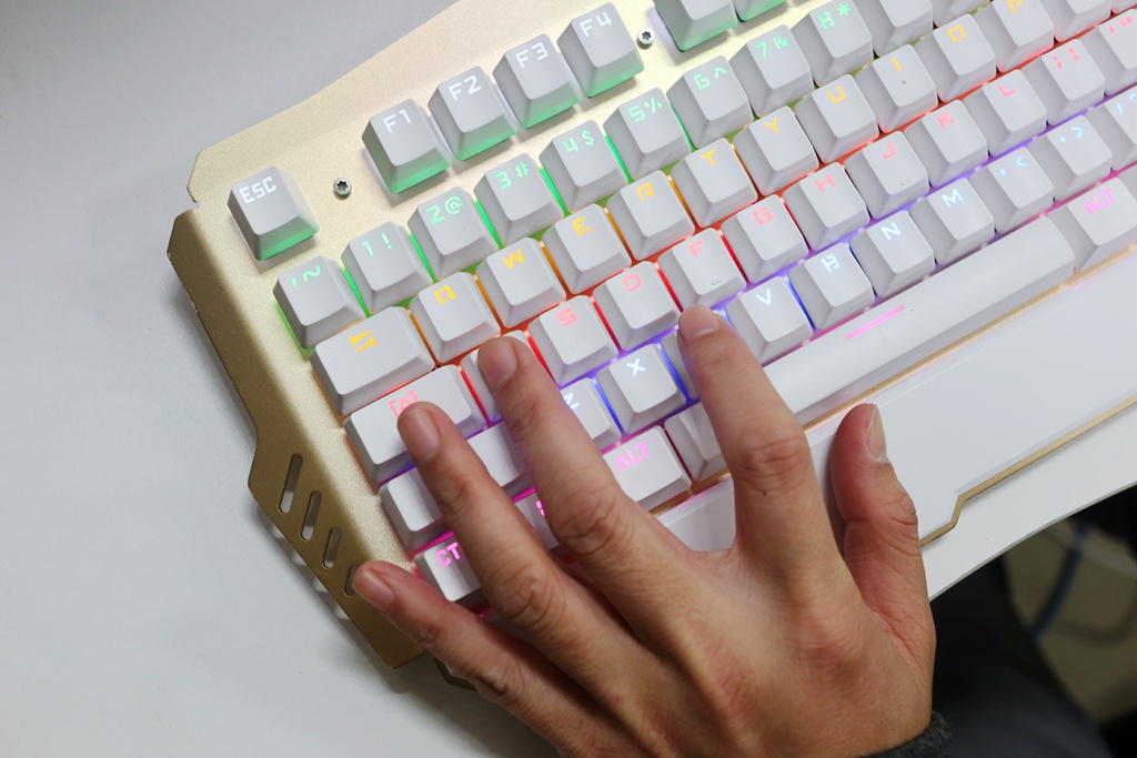 叉烧球岂容错失,FIFAONLINA3新引擎单刀球技巧探讨