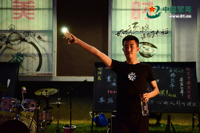 一大波帅哥来袭！远航乐队露天演唱会嗨翻军校