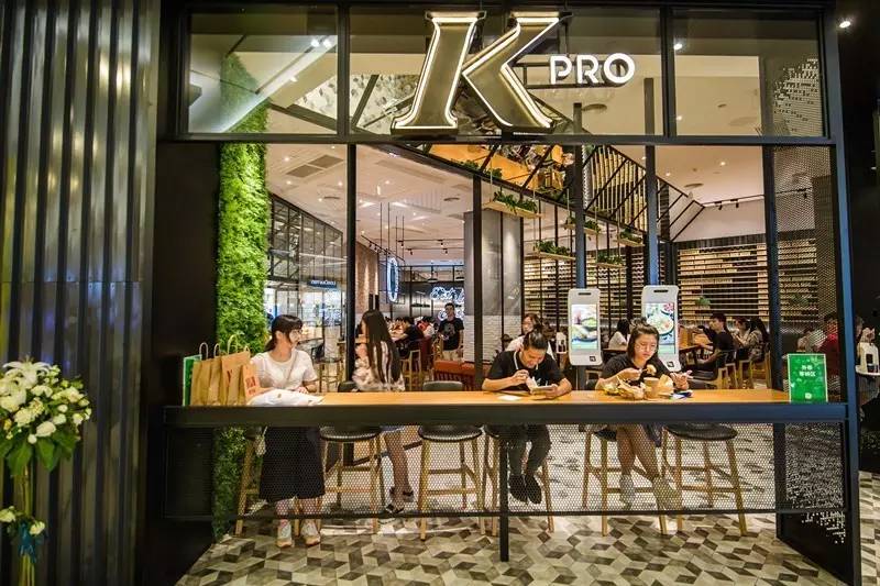 全国首家！能喝啤酒的绿色KFC你101%没吃过！热压帕尼尼、北美甜薯条……KPRO餐厅，要被挤爆啦！