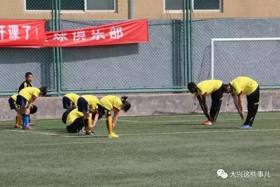 暑假带娃踢球,带孩子校园踢球玩