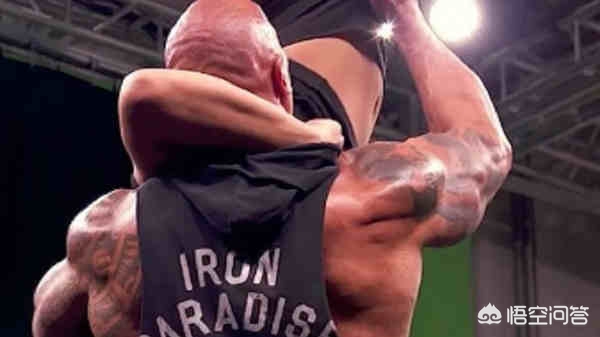 巨石强森教女儿踢足球,巨石强森拿女儿当哑铃