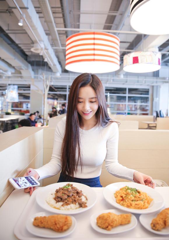 孙允珠露脐装短t恤,孙允珠一袭黑色丝绒露肩连衣裙