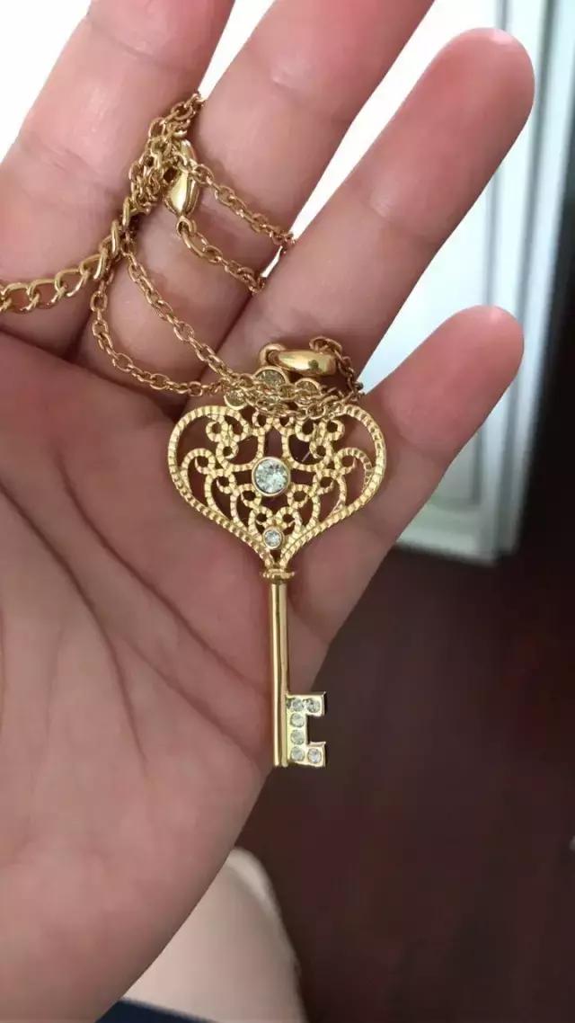 公司有个妹子收到了假的潘多拉手链，结果