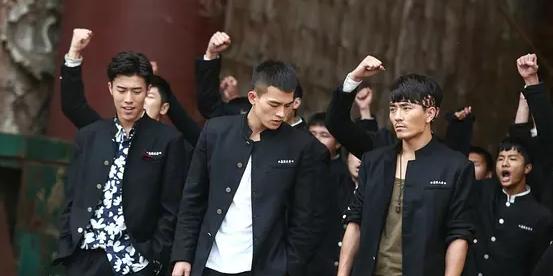 《青禾男高》:端着日本打日本的荒诞