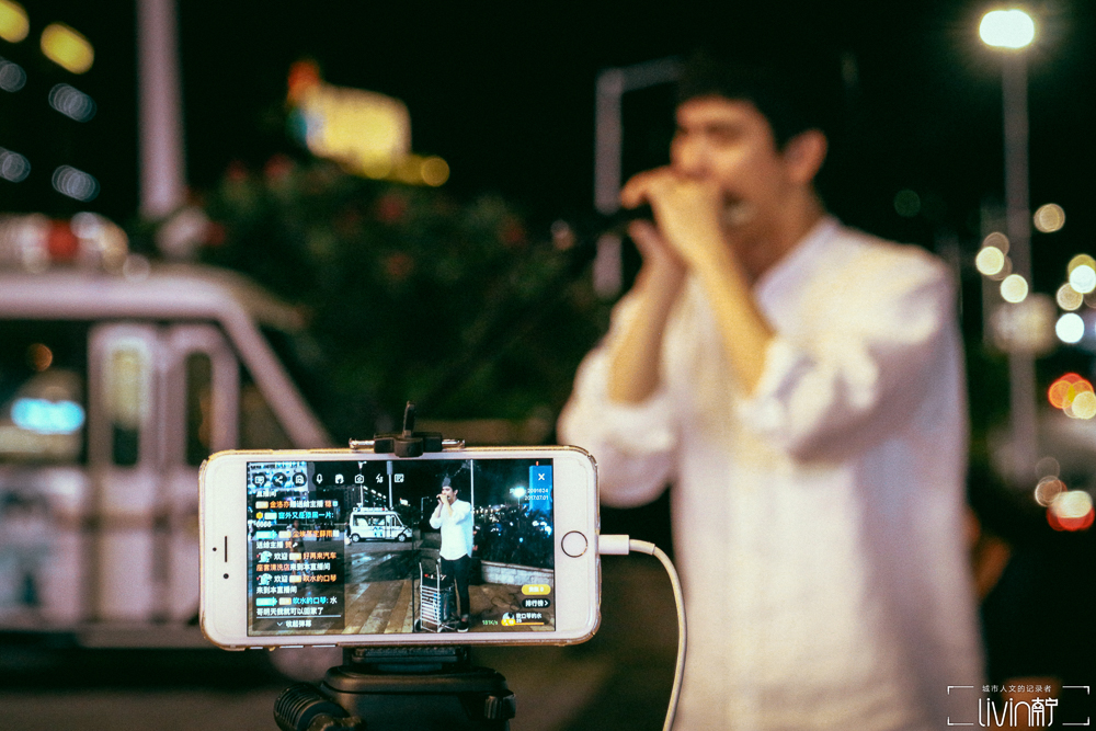 那个在航洋门口吹口琴的小哥：用音乐感谢这座城市