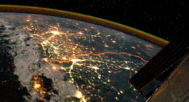 明明在同一间屋子里，我在美国，你却在加拿大？