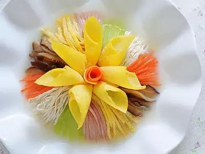 夏天必学的小凉菜凉拌萝卜丝 (凉拌萝卜丝做法香辣脆爽太好吃了)