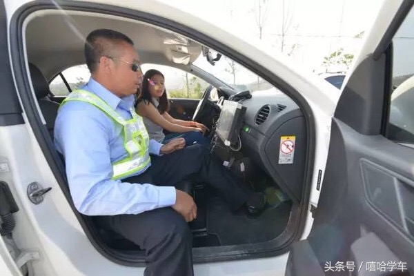 科目三雪铁龙靠边停车技巧30公分,桑塔纳科目三靠边停车技巧30公分