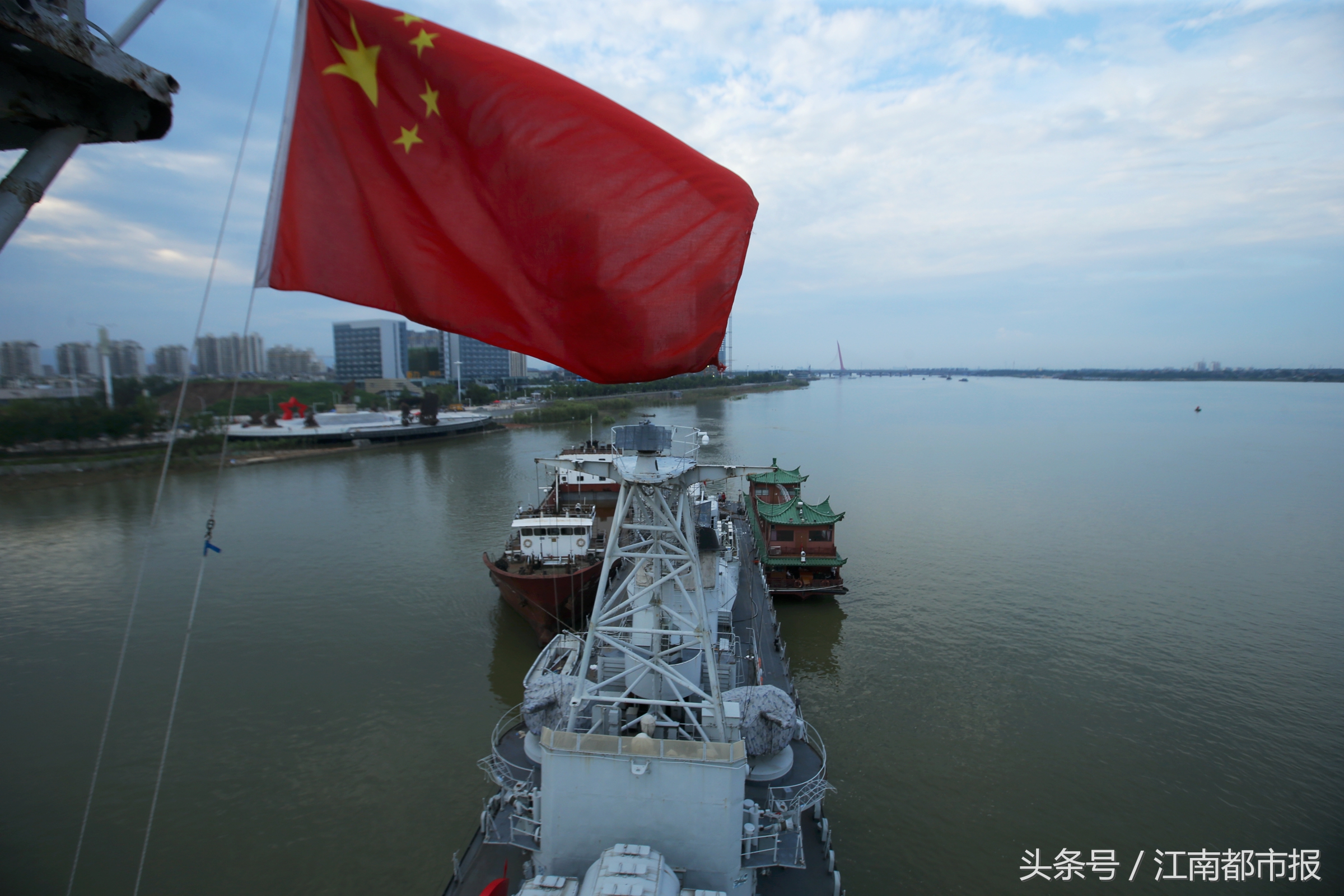 南昌舰下水视频,南昌舰回家