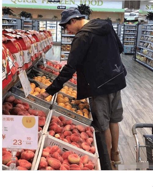 鹿晗被路人偶遇的视频,鹿晗早期被路人偶遇