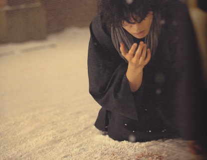 他是“犯桃花”的俊美漫画家，邂逅17岁单纯少女后浪子回头，却因瞥见妻子那一幕，关进“没有女人的地方”