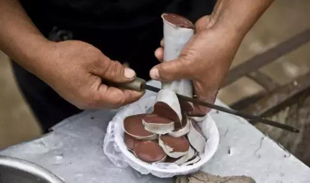 如果你到了内黄，看那些灌肠摊前，一个个吃灌肠人的吃相，就是不饿，也会忍不住前去来一碗！