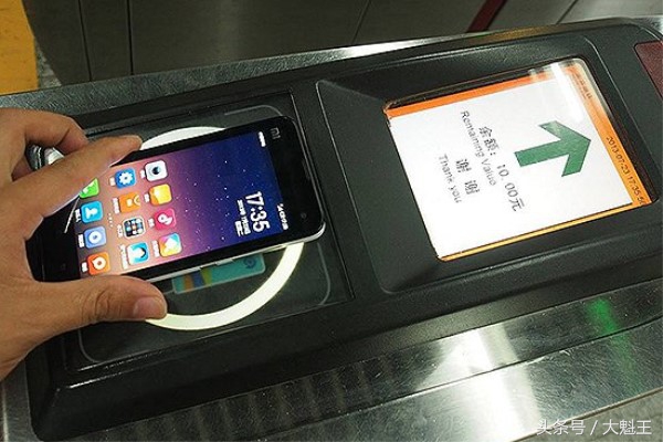 iphone手机刷地铁卡,苹果手机刷地铁和地铁卡哪个便宜
