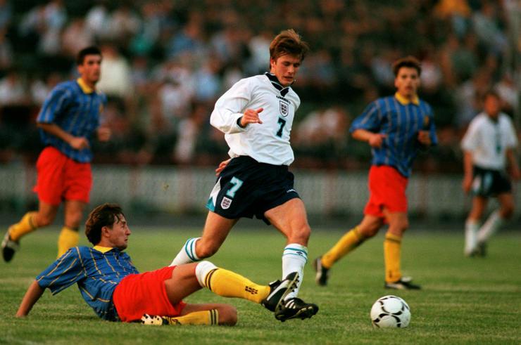 96年贝克汉姆中场吊射,贝克汉姆17岁中场吊射惊艳全英伦