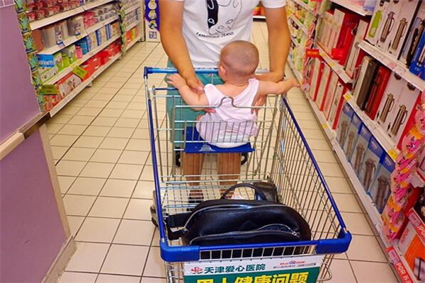 带宝宝出行安全提示,带孩子逛商场安全隐患一定要知道
