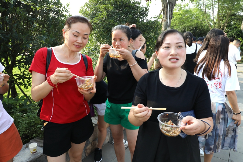 鱼头火锅吃货,鱼头火锅美食视频