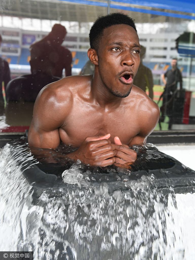 中国太热老外受不了！阿森纳球员集体中暑此前躲进垃圾桶冰浴