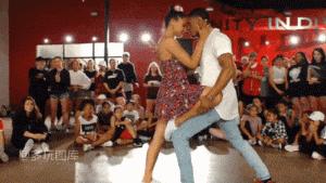 足球球员顶峰身价多少亿,足球员身价是谁的钱