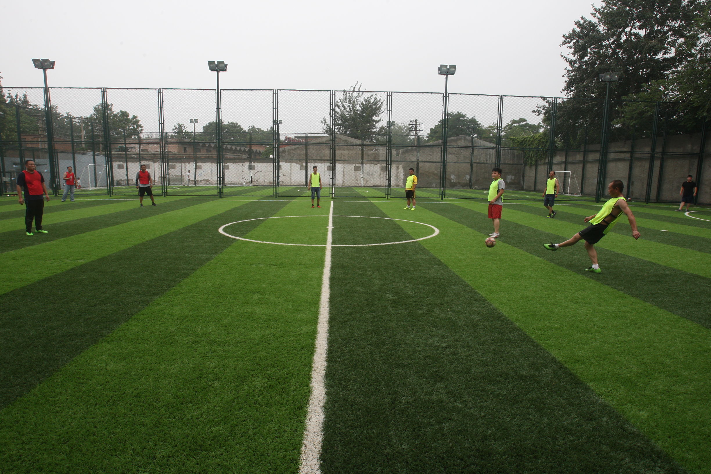 拆除废弃足球场,拆掉房子建别墅