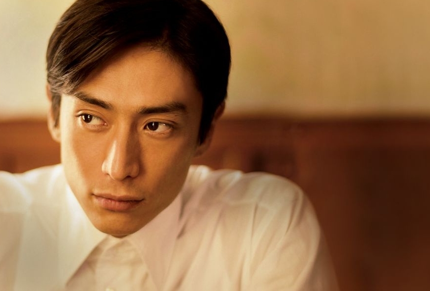 他是“犯桃花”的俊美漫画家，邂逅17岁单纯少女后浪子回头，却因瞥见妻子那一幕，关进“没有女人的地方”