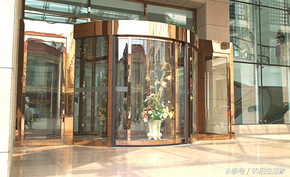 水晶旋转门与普通旋转门的区别,门窗是平移还是旋转