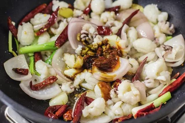 干锅墨鱼仔的正宗做法视频,半成品包装墨鱼仔干锅做法