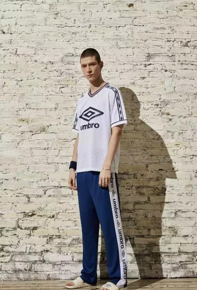 一串字logo,一串字母的衣服商标