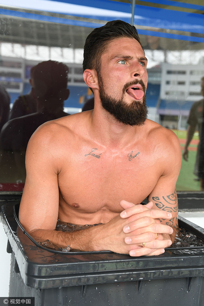 中国太热老外受不了！阿森纳球员集体中暑此前躲进垃圾桶冰浴