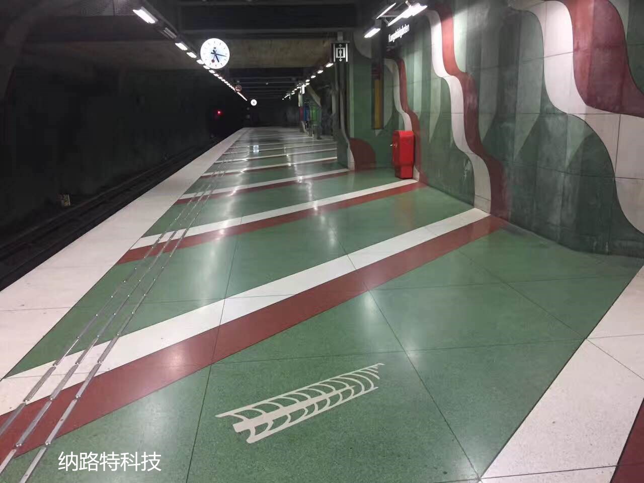 水磨石地面与金刚砂地面区别,水磨石地面和贴瓷砖哪样成本高