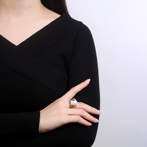 一女士放着卡地亚不戴，几经周折找到心仪珍珠戒指