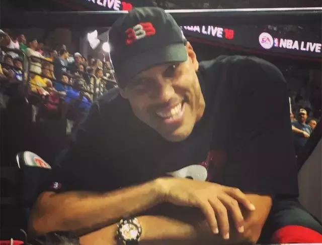 大儿子湖人，二儿子UCLA，三儿子疯狂刷分！球爹演绎篮球版《摔跤吧！爸爸》