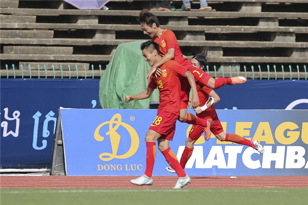 输球又输人！日本队脚太黑背后飞铲还不够一脚踹在国足小将裆部