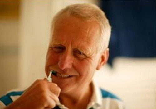 中老年人蛀牙太多怎么办,成年人龋齿有必要治吗