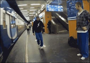 3月16日动图推荐，足球运动员的职业习惯