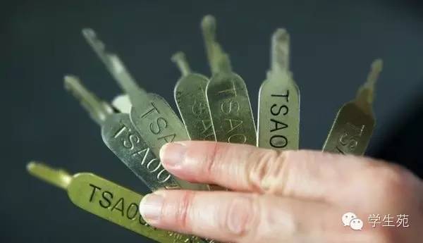 学生箱子密码忘了怎么办,学生行李箱忘了密码怎么解锁视频