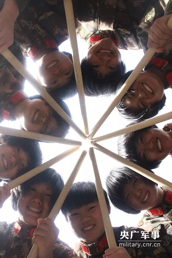 脑洞大开！女兵竟然这样玩棍儿