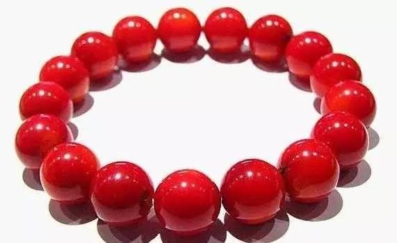 高调的炫耀到最后让你无法收场,手腕是炫耀的资本