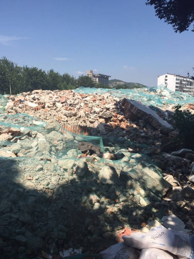 上千平!市中区二环南路中鑫之宝院内垃圾成堆