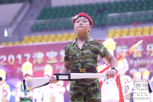 FightOn!全国21所学校在宝坻比赛行进艺术,天津海河中学、41中的学生“帅拉风”