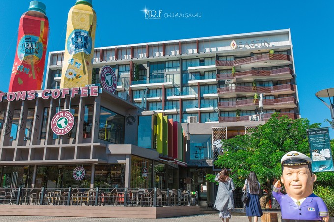 泰国清迈天灯节万盏天灯入夜空,清迈古城天灯