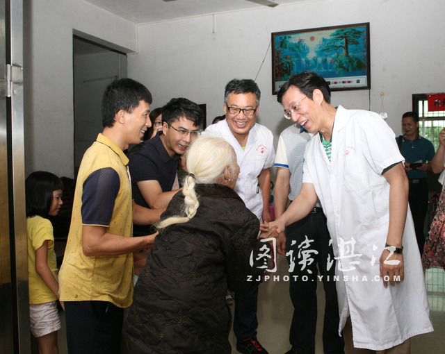 爱心人士冒雨送雨衣传递爱心,暖心为医护人员送爱心