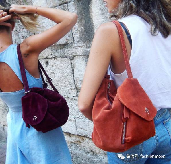 夏天适合背双肩包吗,夏天背双肩包还是斜挎包好看