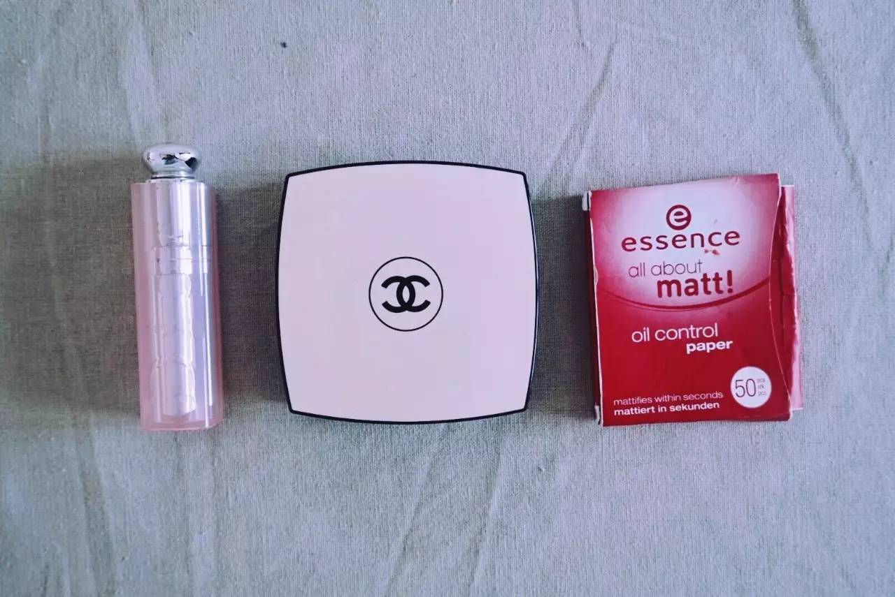 极简主义自媒体博主包里有什么？｜翻包记WhatsinMyBag