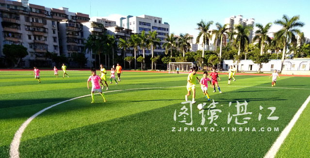 足球是打的还是踢的,足球是进框得分还是到白线就得分