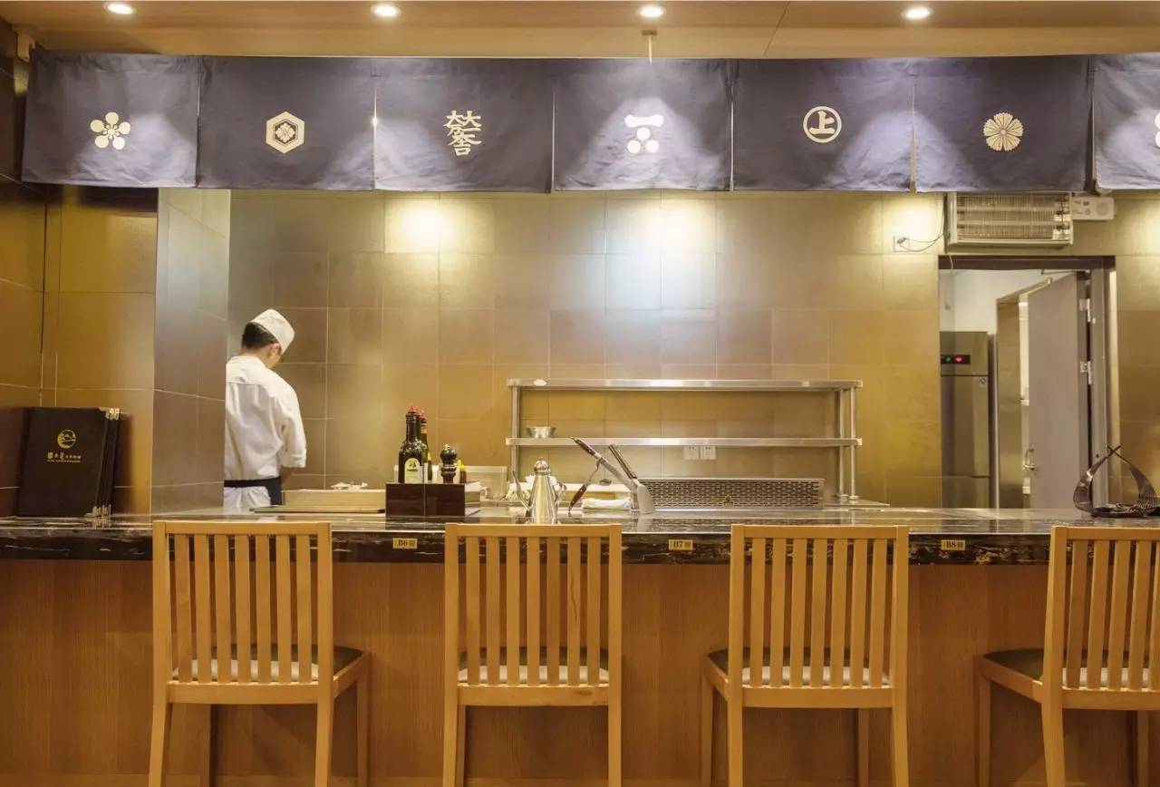 连曼殊都要去请教的日料教父，在捧红了杭州顶级日料后，竟然独自在解放路开了家亲民的料理小馆……