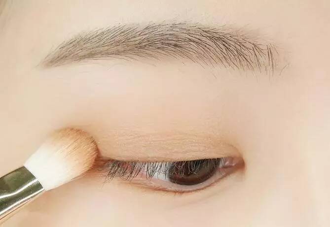 眼线总是晕到上眼睑怎么弄,眼线怎么才不会晕妆