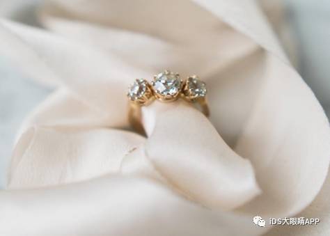 高圆圆同款婚戒一个多重,高圆圆直播带货手戴婚戒状态佳