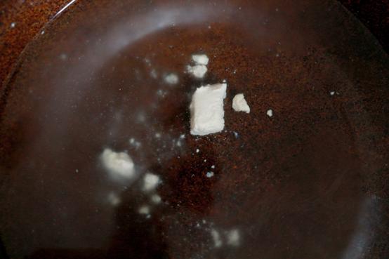 胃不舒服喝点白酒就好,胃难受喝点香油好受些