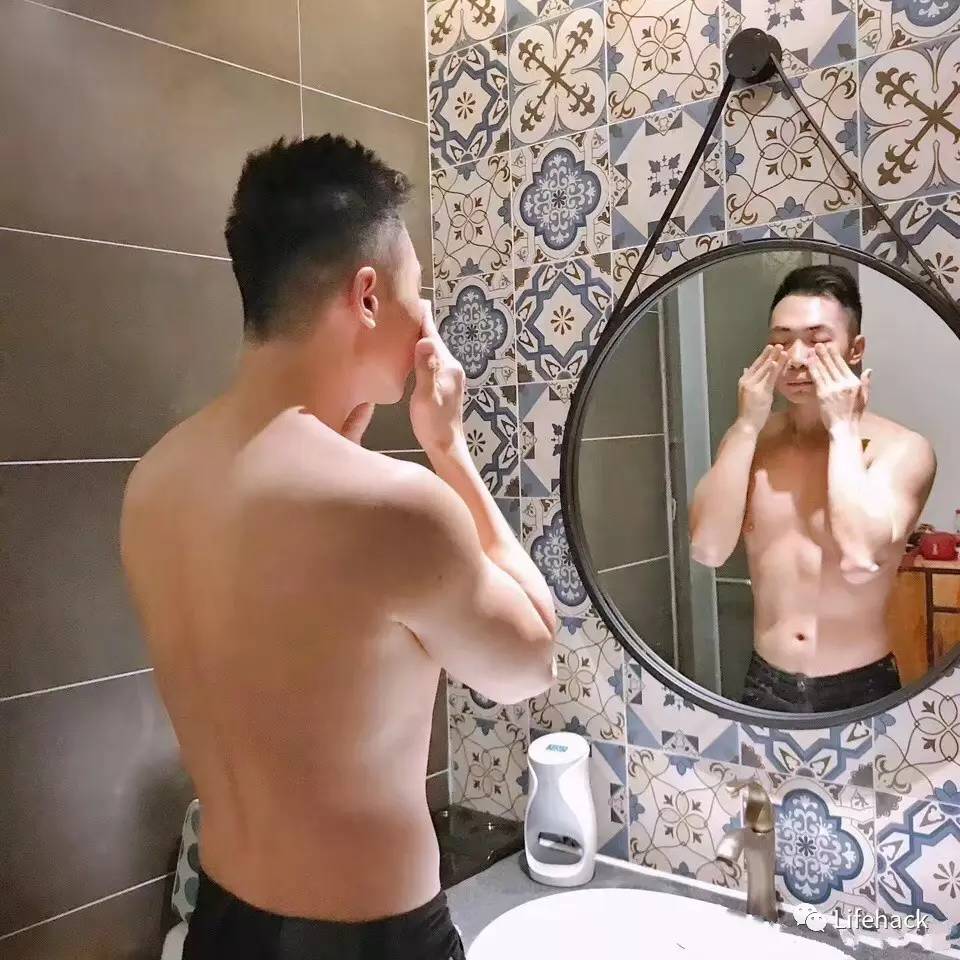 男生毛孔粗大出油用什么护肤品好,男生护肤品推荐补水控油收缩毛孔