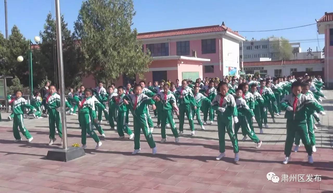 打乒乓球的快乐小朋友,打乒乓球的小朋友背景绘画